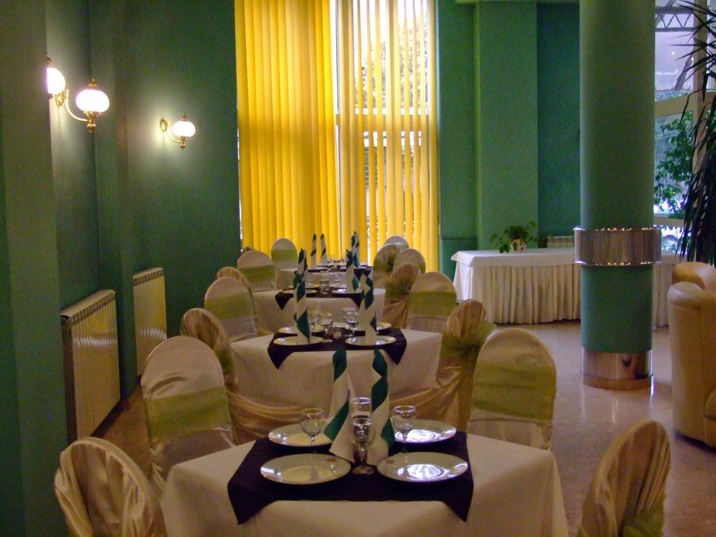 Hotel Regat Piteşti Buitenkant foto