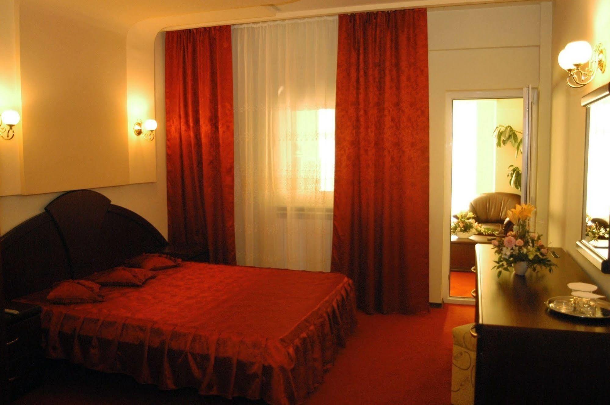 Hotel Regat Piteşti Buitenkant foto