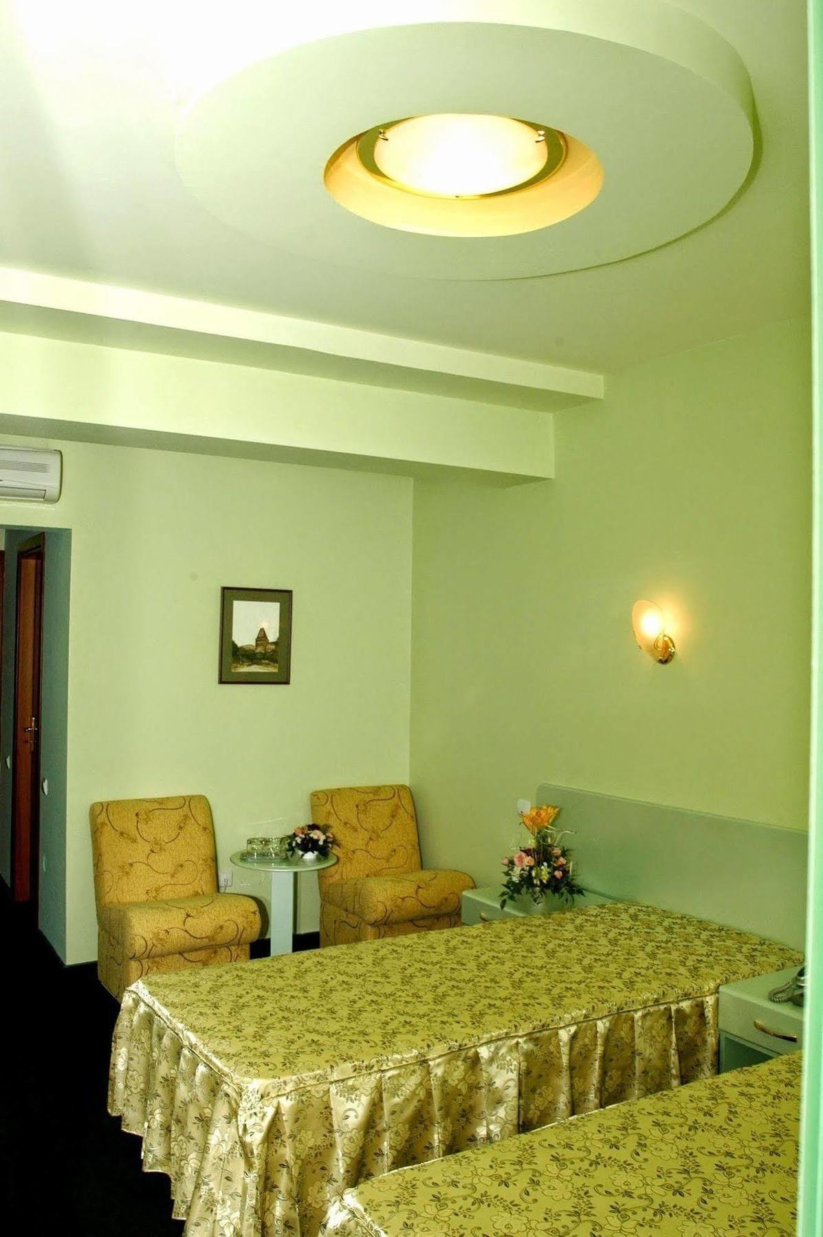 Hotel Regat Piteşti Buitenkant foto