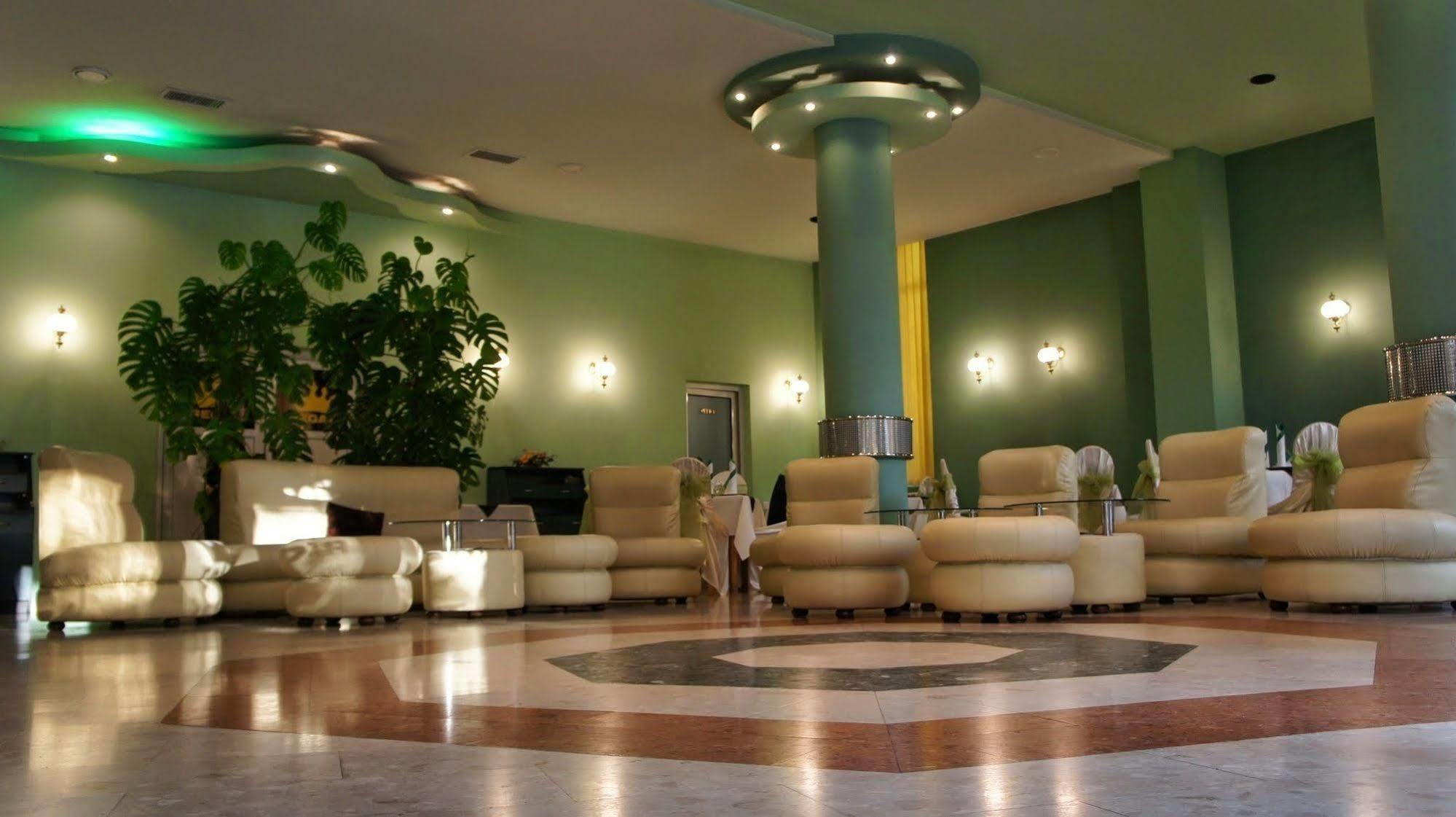 Hotel Regat Piteşti Buitenkant foto